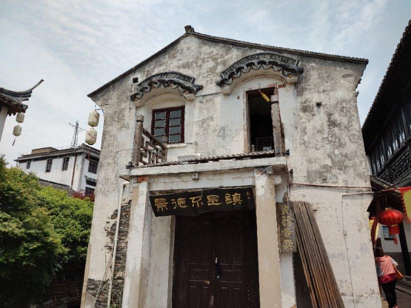 一男子挖到6吨重的夜明珠,估值26亿无人问津,如今成了“路灯”